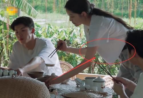 动作|欧阳娜娜衣服太短,起身夹面条时,谁注意何老师的动作素质装不出来