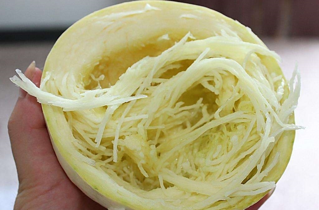 老板|女子买瓜回家，切开后里面全是面条，找老板理论时却惭愧的低下头