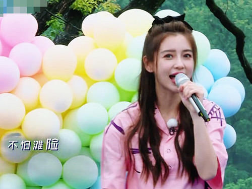 郑恺|baby与郑恺合唱时跑调,字幕组赶忙打出6个字,做到完美救场