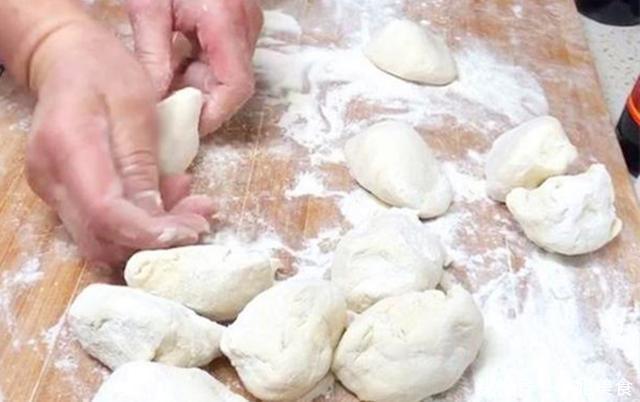 松软|蒸包子时,不要直接上锅蒸,3个小秘诀,包子松软好吃,不回缩