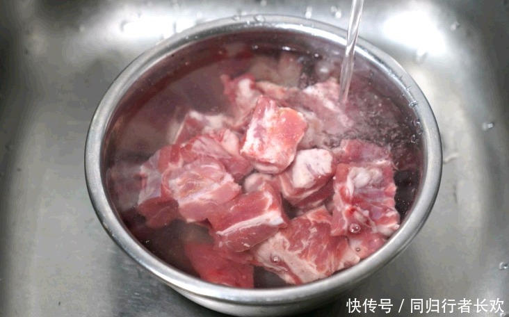 炖排骨|炖排骨,下锅还是出锅前放盐?这1步做错,排骨又老又柴,不入味