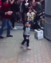 搞笑|搞笑GIF：我想知道这个是怎么开上去的？