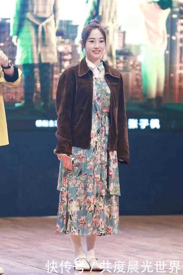 穿搭|白百何的时尚越来越看不懂了，碎花连衣裙配灯芯绒外套，太接地气