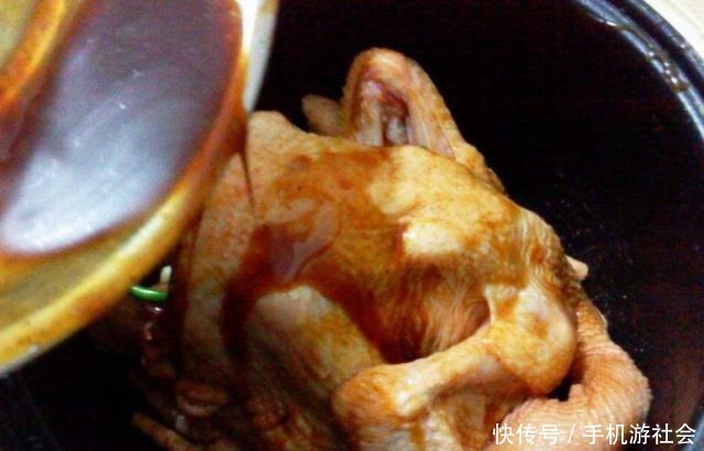 电饭锅|整只鸡放电饭锅里焖,不加水不放油,出锅比烤鸡还香,太诱人了