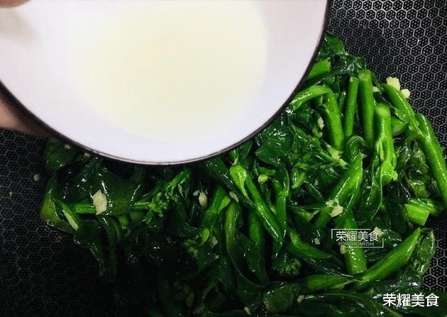  姜汁芥兰|七月遇见这菜别手软，多买几斤也无妨，加点姜末炒，驱寒增食欲