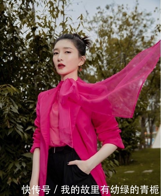  帅气|江疏影气质真好，穿“大妈”装也能如此帅气，还秀了一把好身材