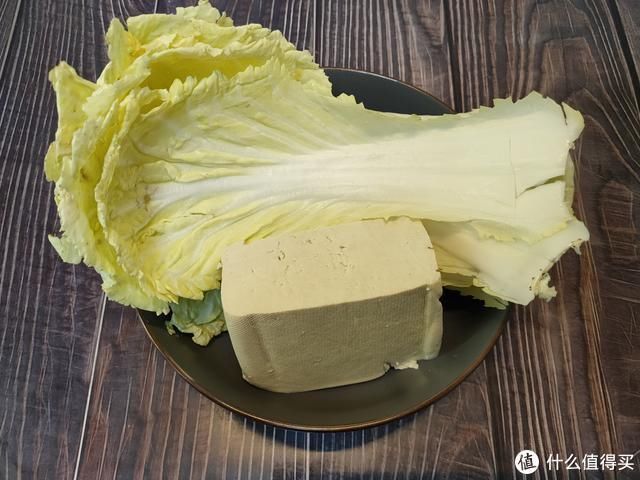 做法|适合新手的白菜炖豆腐家常做法,只需多加一味调料,汤白味鲜,好吃到汤汁都不剩