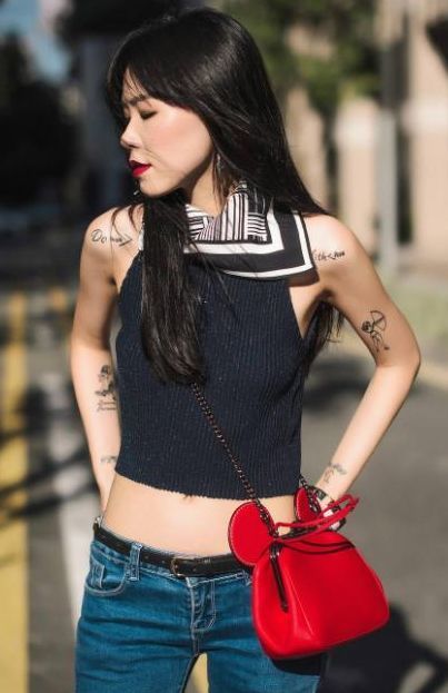 衬衫|街拍:小姐姐紫色衬衫搭配黑白豹纹的短裙,时尚又很有个性