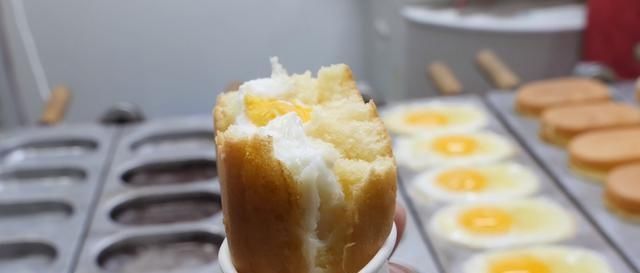 分量|大姐街头卖“煎蛋糕”小吃,分量足味道好,6块就能管饱