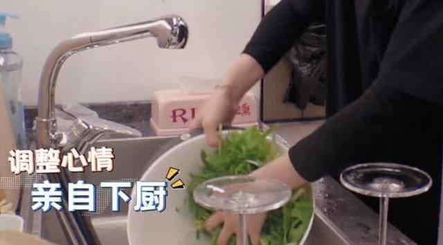 细节|郑爽要自己炒油麦菜吃,洗菜后的一个细节,暴露她在家从没做过饭