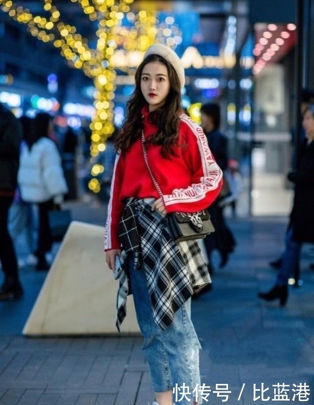  女人味|街拍：牛仔裤穿起来显腿有气质，搭配闲上衣，清爽而不乏女人味