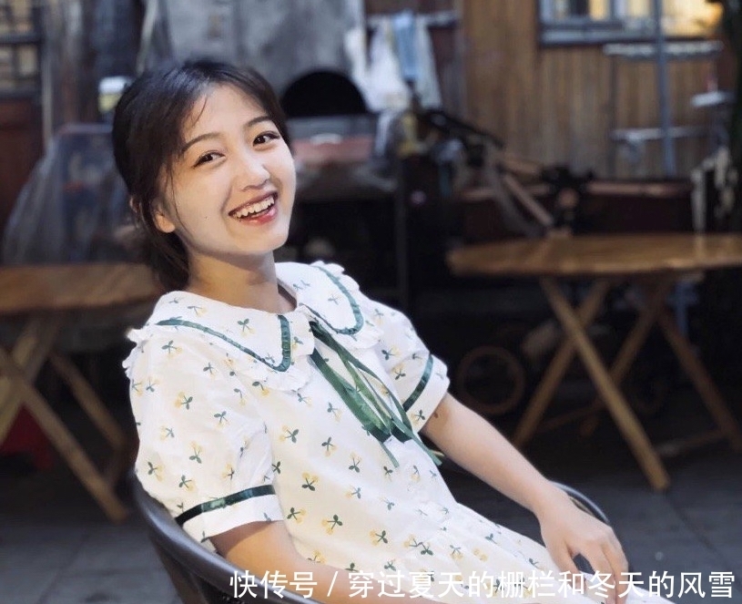 成网|《变形计》的漂亮妹妹梁小友成网红,因父亲生病辍学挣钱,却被网友批评想红