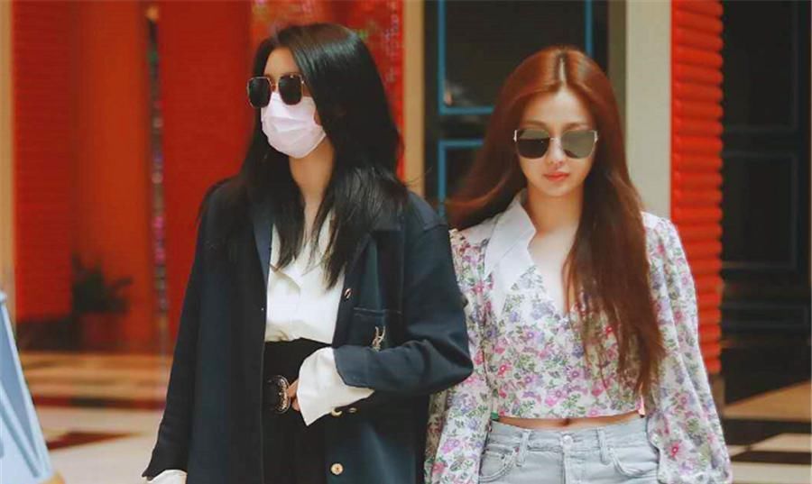 现场|虞书欣第2名出道泪洒现场,看到她第一个抱的人,网友和谁关系好一目了然