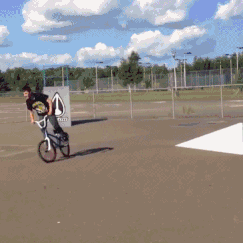 GIF|搞笑GIF：这样就不会打滑了吧？