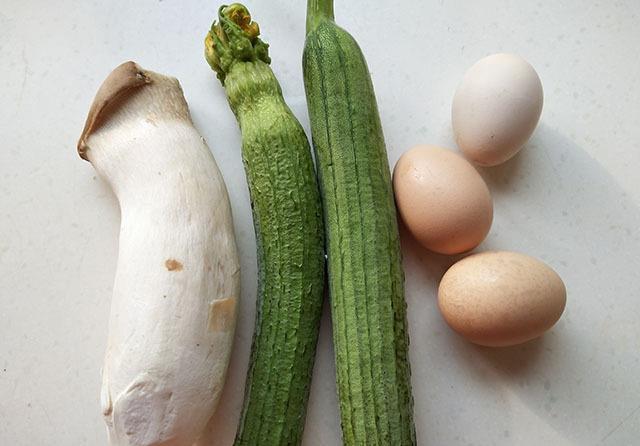  分钟|大热天适合煮这汤，5分钟做好，菜鲜汤白不输骨汤，每人喝两碗