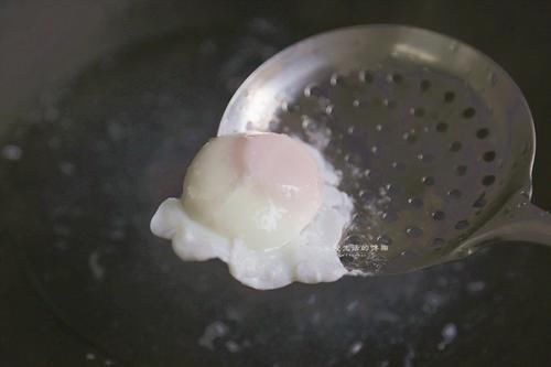  出沫|水煮荷包蛋，千万不要水开下锅，多加这几步，鸡蛋圆嫩完整不出沫
