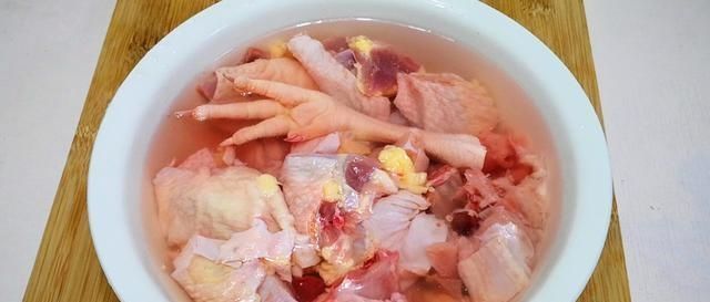  鸡肉|炖鸡时先焯水，还是直接炖，都不对！教你正确做法，肉不柴汤更鲜