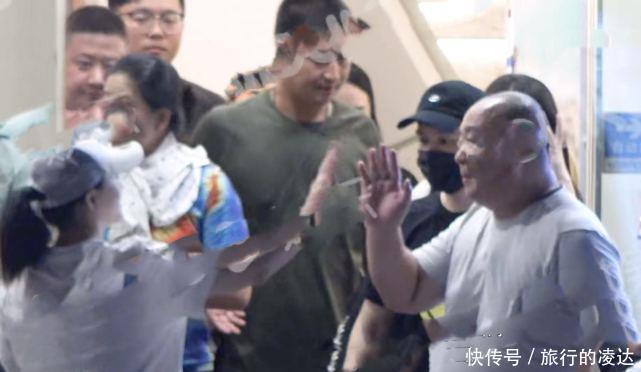 握手|黄晓明李小冉聚餐,饭后两人“握手撞怀”,不怕baby吃醋?