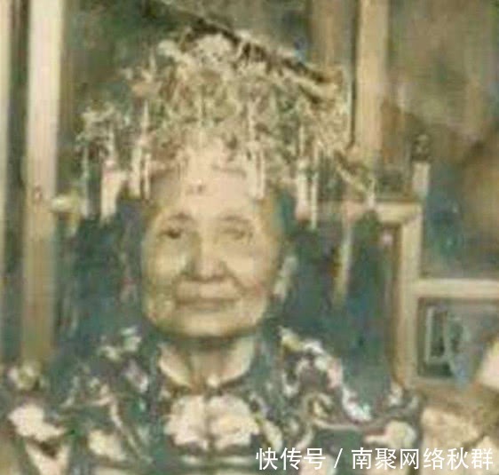 缠足|晚清老照，图2是缠足女子，最后一张是慈禧的母亲过生日