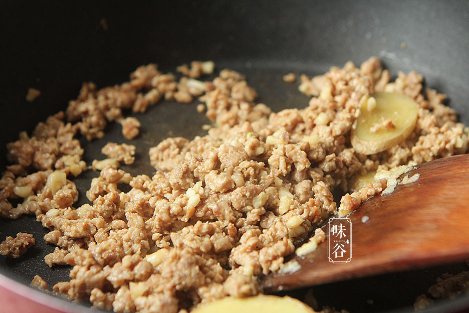 大厨|做茄子豆角时,直接过油就错了,大厨教您一招,茄子不黑不油腻