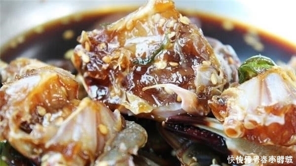 海鲜市场|在韩国买螃蟹,螃蟹不在水里,而是埋在木头里,这是什么原因呢