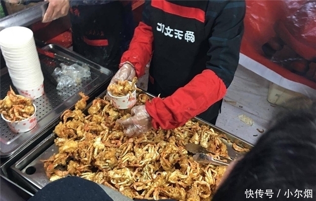 街头|父子街头卖“特色”小吃,15元一份遭哄抢,食客怎么吃都不够