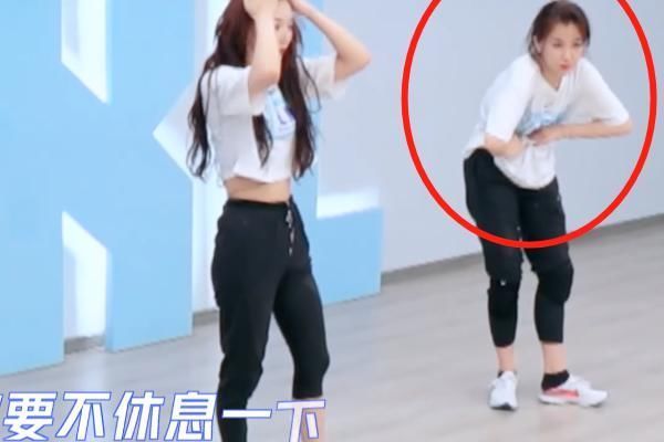 剪辑|剪辑太坑人看似虞书欣在扮丑调节气氛,实则胃痛也还坚持练舞