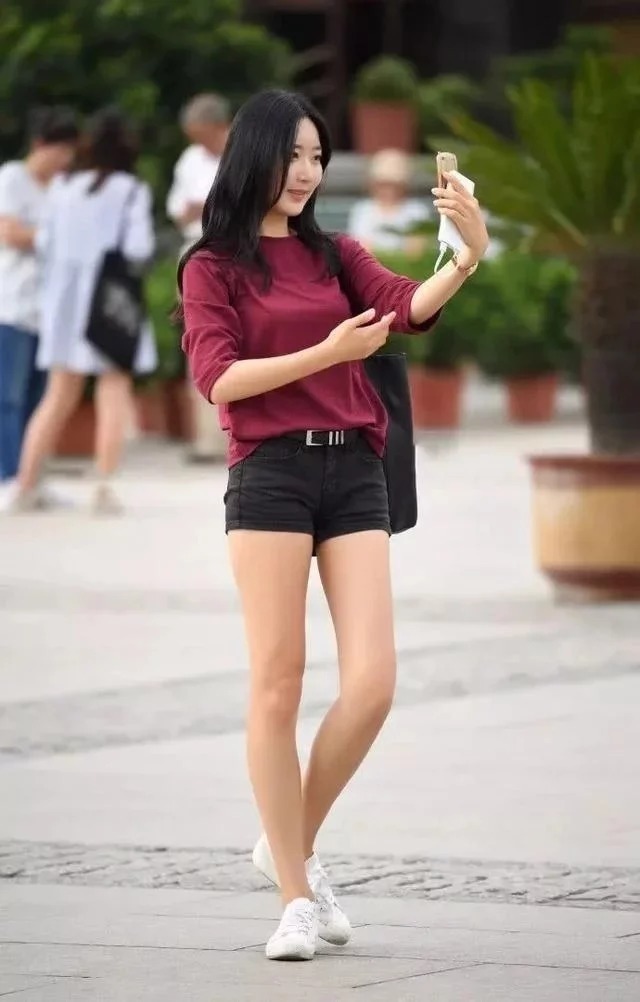 喜欢|街拍:一字肩上衣搭配牛仔短裤,小美女格外的优雅,越看越喜欢