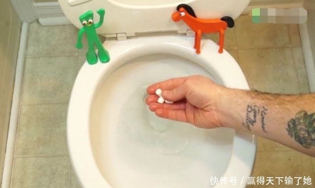 马桶|男子将两包棉花糖全部倒进马桶内,按下冲水键出现这样一幕