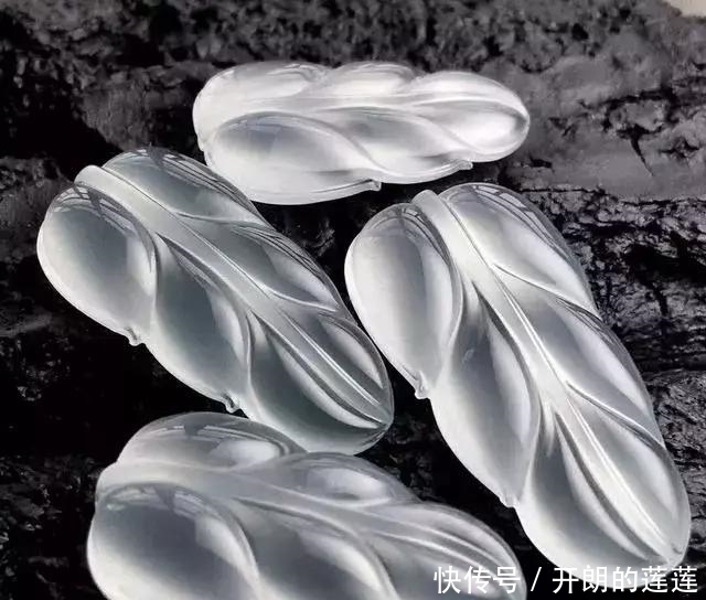 老大爷|老大爷嫌自己佩戴的翡翠水头不太好，用水一泡后，一看吓了一跳！