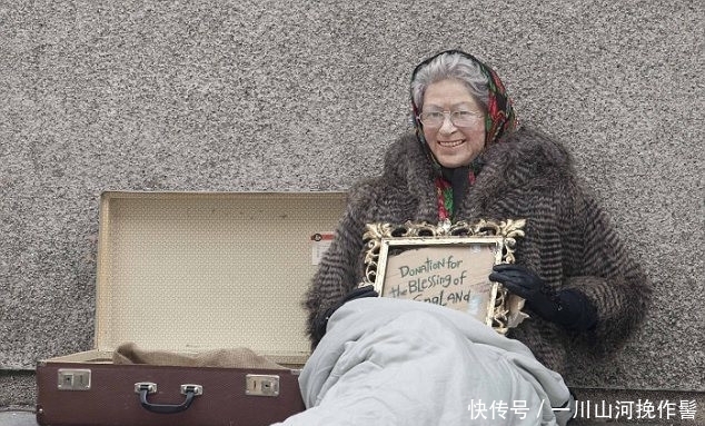 行乞|男子自制硅胶人像，山寨“女王”行乞，没想到路人纷纷慷慨给钱！