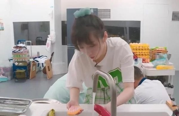  不留情面|李浩菲又出幺蛾子洗菜暴露文化水平，林大厨一句话嘲笑不留情面