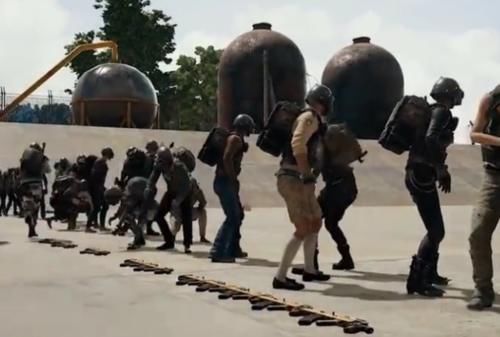 求生|绝地求生50把AUG和50把狗杂,分成两排对射,你觉得最后谁会赢