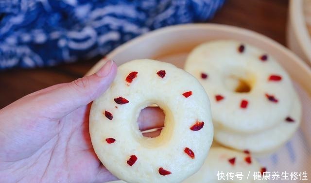 绵软|蔬菜也能做甜甜圈,绵软香甜,不油炸易消化,孩子一口气能吃仨