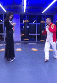 姑娘|搞笑GIF段子:姑娘不怕你笑话,我就很有本事!