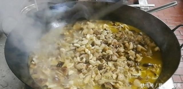 下入锅中|淮扬菜大厨改良员工餐将香菇烧鸡这么做,鲜香微辣,开胃下饭