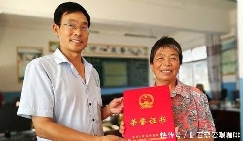 撕毁|乡村教师30年荣誉证书,被老教师当场撕毁,这个证到底有什么作用?