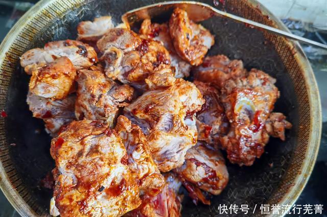 势不可挡|做酱大骨怎么炒糖色,先放油还是先放水做好这几点美味势不可挡
