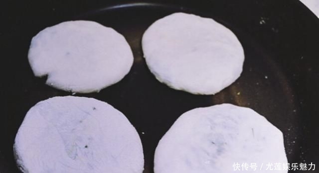 饺子|不要总是用面粉蒸面包。加一把韭菜和两个鸡蛋,比饺子好吃