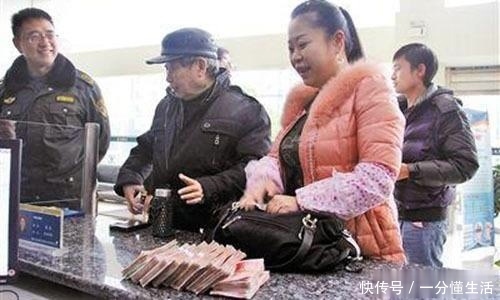 生活|2元彩票中1000万，2种“选择门”等着你，一旦走错，人生就这样了