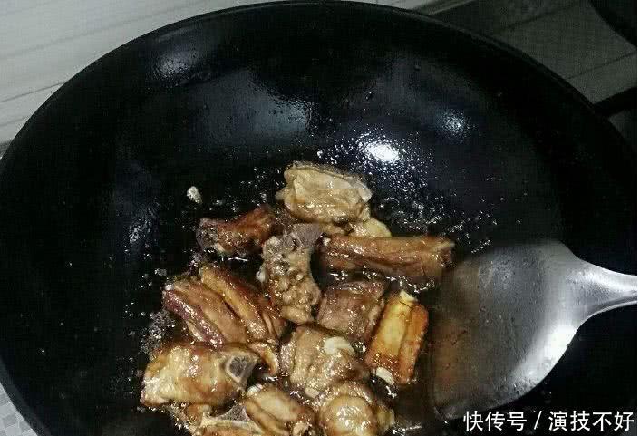倒入适量|糖醋排骨是先放糖,还是先放醋难怪做出来味道不对!
