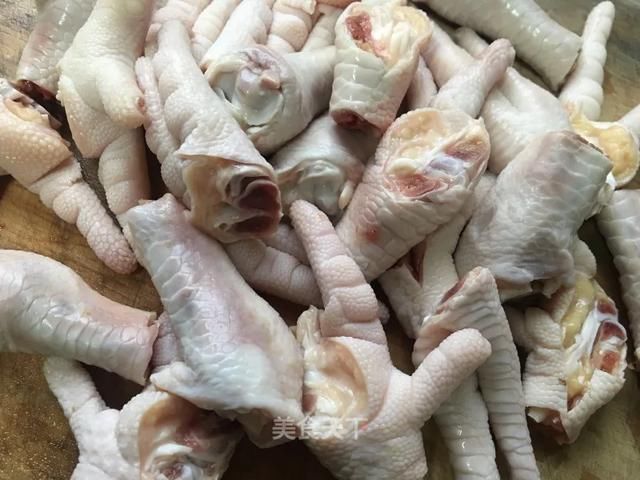  切成|这样做鸡爪真的太好吃了，越吃越上头！你们一定要试试看！