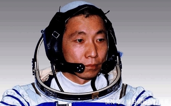  杨利伟|为何杨利伟只上一次天, 就成了少将军衔? 亲口说出事实, 国人泪目