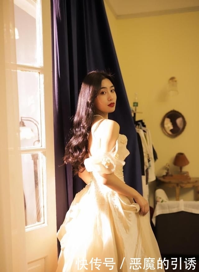 时髦|初夏最美女神系穿搭,清纯色系穿出时髦感,女人味爆棚