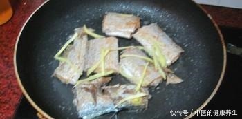 金黄|干煎带鱼不裹蛋液和淀粉,多加这一步,带鱼金黄酥脆不粘锅