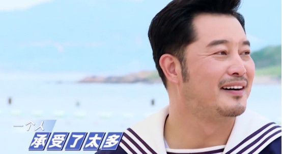  蔡徐坤|蔡徐坤好心帮沙溢擦脸上水时,下秒举动被网友看后嫌弃就别擦