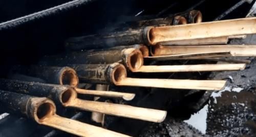 特别|广西大妈卖“竹筒”小吃,15元一根,以为烤甘蔗,掰开后连吃十根