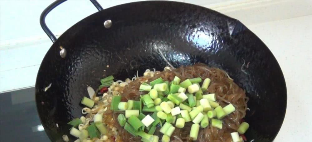 入味|豆芽炒粉条,地道家常菜,教你一个小技巧,豆芽入味,越嚼越香
