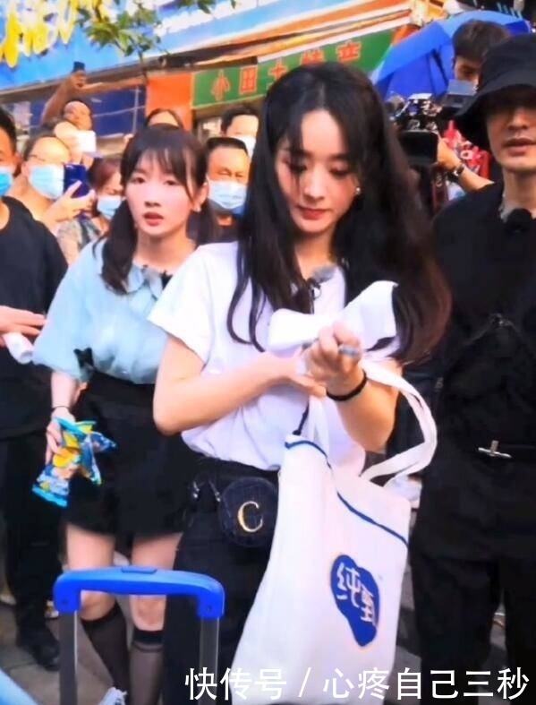 累到|黄晓明高温下帮赵丽颖提行李,累到浑身是汗大喘气,仍抢着干活!