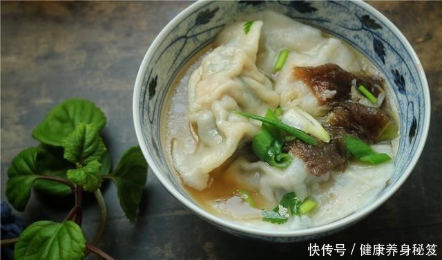 每次|秋天多给孩子做这馅的饺子,鲜美入味,每次煮一大锅,百吃不厌
